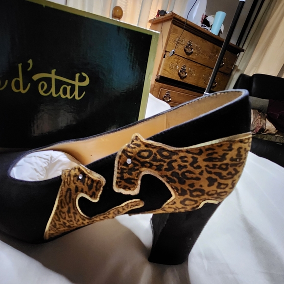 Coup d' etat Vintage Leather Black Suede Pumps w/Jeweled Eyed Leopards Size 8.5 - Picture 4 of 9
